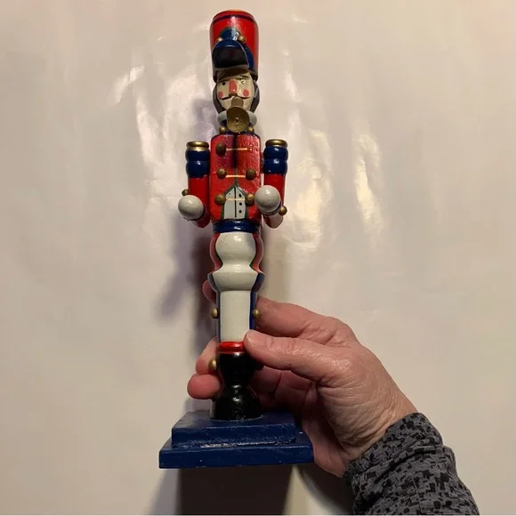 GUC Christmas Decor: Wooden Nutcracker Statue, Lightweight, Vintage - Picture 3 of 11
